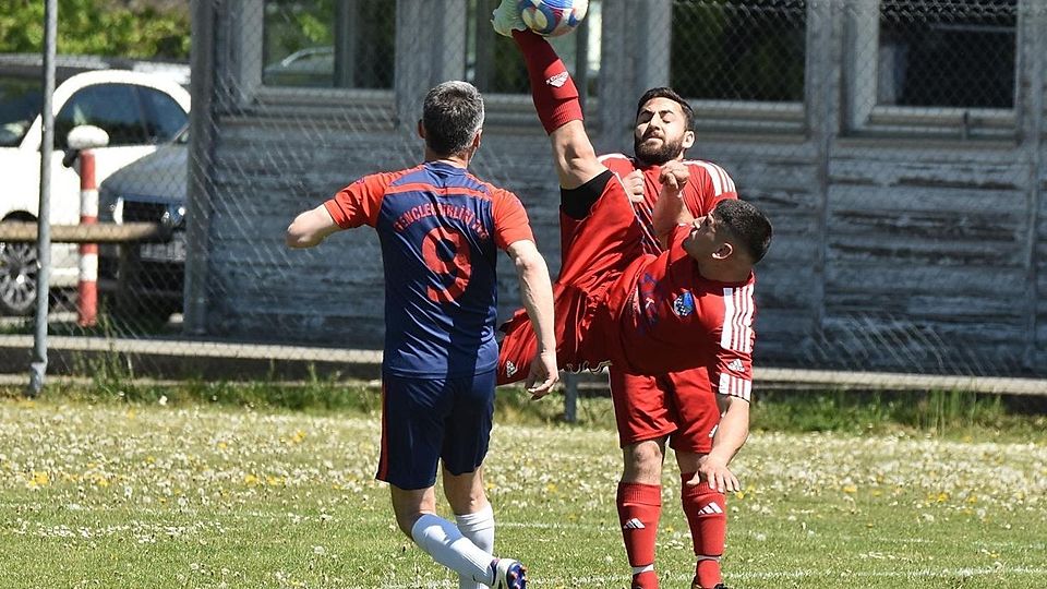 Akrobatische Flugeinlagen gab es im B-Klassen-Spiel des BVTA (l.) gegen Puch zu bestaunen.
