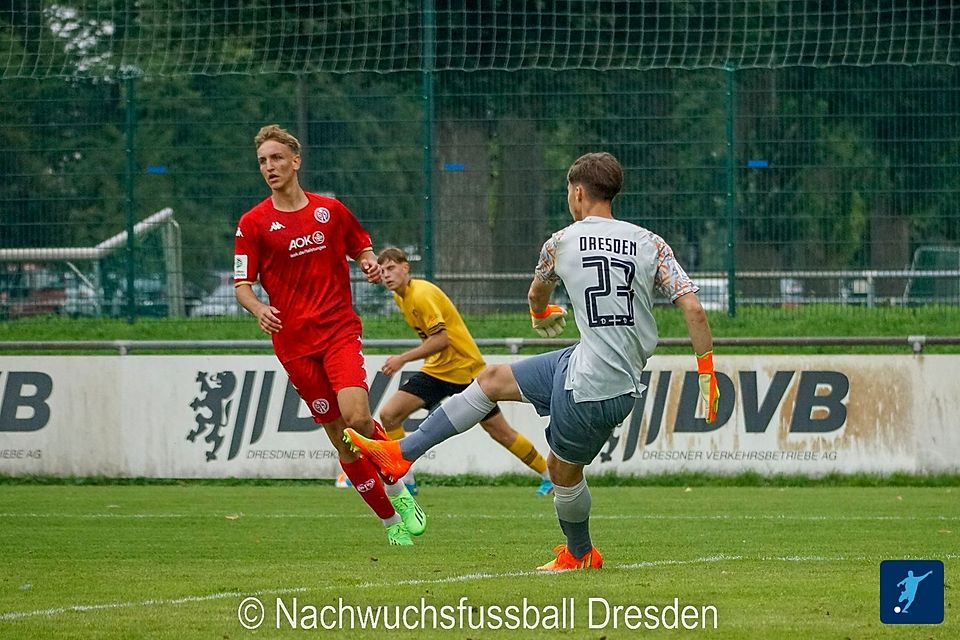 Nelson Weiper (rot, hier im Einsatz für die U19 der 05er gegen Dynamo Dresden) wurde vom DFB mit der Fritz-Walter-Medaille ausgezeichnet.