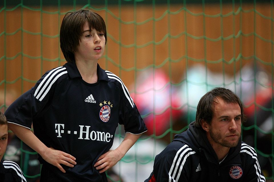 Mehmet Scholl trainierte beim FC Bayern seinen Sohn Lucas in der U13.
