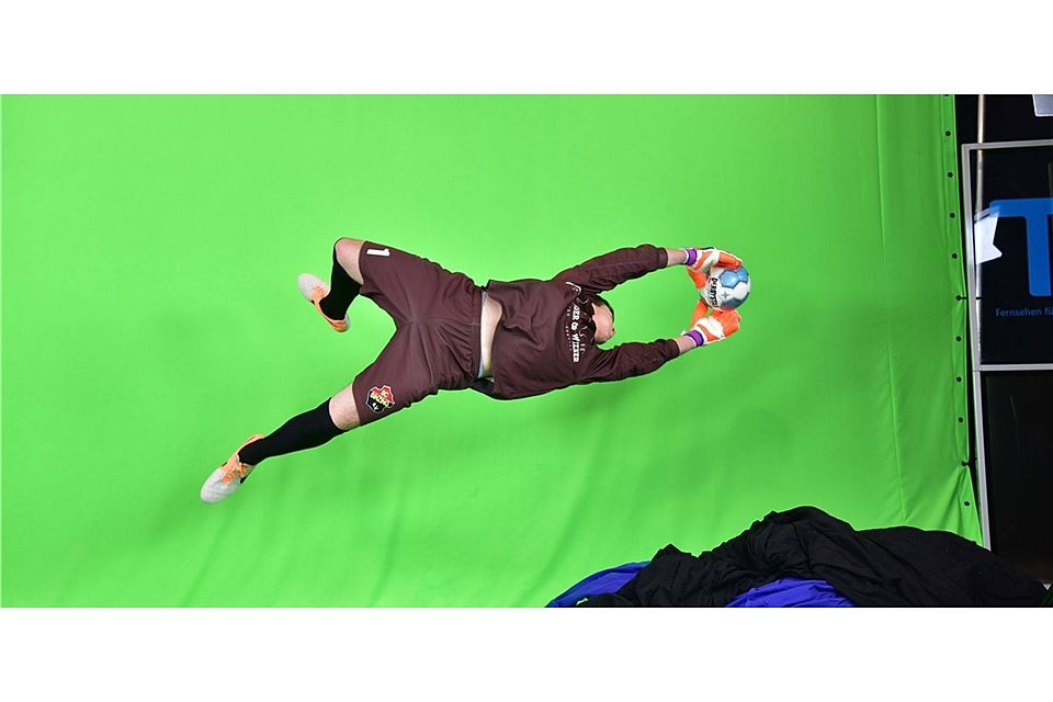 Maximilian Maier, Torhüter beim A-Klassisten SC Sinzing, fliegt durch das TV-Studio des Fernsehsenders TVA.  Fotos: Lex