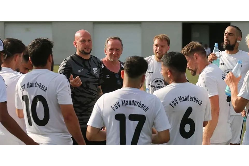 Trainer Steven Zabel (links im dunklen Hemd) stellt die Spieler des FSV Manderbach vor einem Stadtmeisterschaftsspiel ein. Im Sommer ahnte niemand, wie rasant sich die Dinge im Herbst entwickeln würden. © Sven Jessen