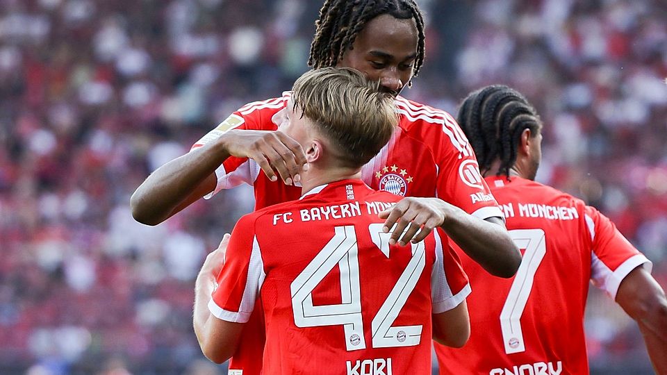 Jonah Kusi-Asare gratulierte Lennart Karl zum 1:0. Anschließend traf er selbst.