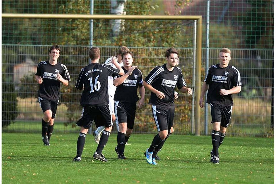 Nach der Führung durch Kapitän Florian Maraun war der Kalkrieser Jubel zunächst noch verhalten.  Foto: Rolf Kamper
