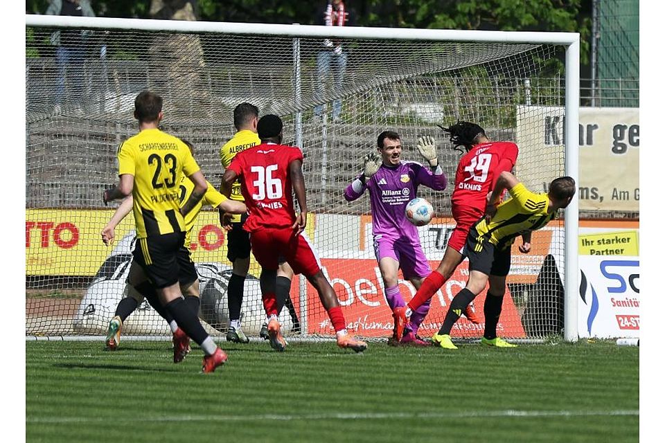 Nicht drin: Wormatia-Stürmer Bobby Edet (rotes Trikot, rechts) köpft aus kurzer Distanz nur Dudenhofen-Keeper Philipp Schilling an und verpasst das 2:0 für die Wormser. Foto: Christine Dirigo/pakalski-press Nicht drin: Wormatia-Stürmer Bobby Edet (rotes Trikot, rechts) köpft aus kurzer Distanz nur Dudenhofen-Keeper Philipp Schilling an und verpasst das 2:0 für die Wormser. Foto: Christine Dirigo/pakalski-press