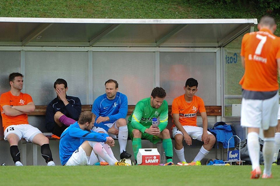 Da sitzen sie und verarbeiten den ersten Abstiegsfrust: Spieler des FC Denzlingen nach dem Abpfiff   | Foto: Keller