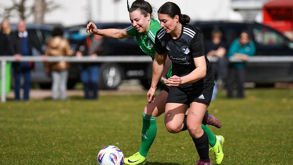  „Vorbild für junge Spielerinnen“: Luana Mertinatsch (rechts) im Verbandsliga-Derby gegen Sophie Ertl (SG Hausen-Nollingen) | Foto: Gerd Gründl	