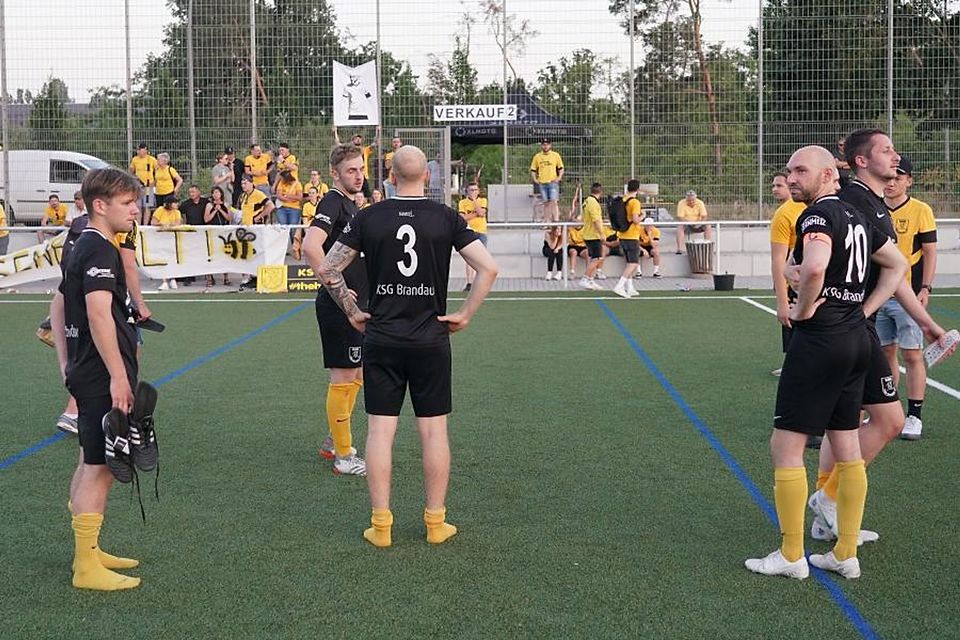 Enttäuschung pur: Spieler der KSG Brandau um Kapitän Tim Krichbaum (rechts) sind nach der 0:6 in Rüsselsheim und dem damit besiegelten Abstieg in die Kreisliga A fassungslos.