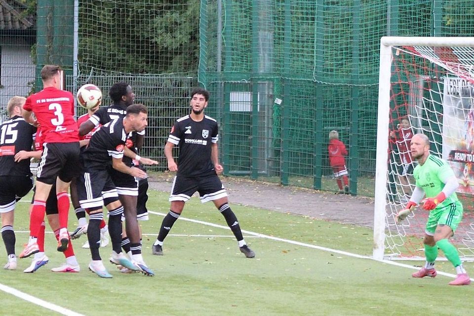 FV Bischmisheim - SC Brebach 6:1 (2:1). Hochbetrieb vor dem Brebacher Tor.
