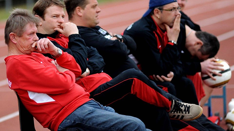 "Wie fit sind meine Spieler?" - diese Frage stellt sich nicht nur der Trainer des FC Donauwörth, Kreso Kovacec (Mitte), vor dem ersten Spiel des Jahres.  Foto: Izsó