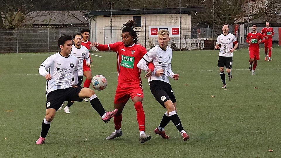 Kampf um den Ball: Breinigs Tetsuya Shiraishi (l.) kann in dieser Szene gegen Hürths Adilson Fortes Neves (M.) klären, der später das 1:1 erzielt.