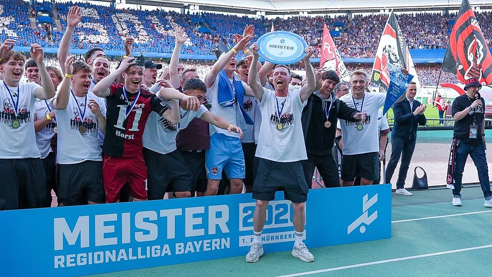 Großer Bahnhof: Im ausverkauften Max-Morlock-Stadion, wo am Samstagabend die Profis des 1. FCN den FC Schalke 04 empfingen, wurde der Regionalliga-Meister empfangen.