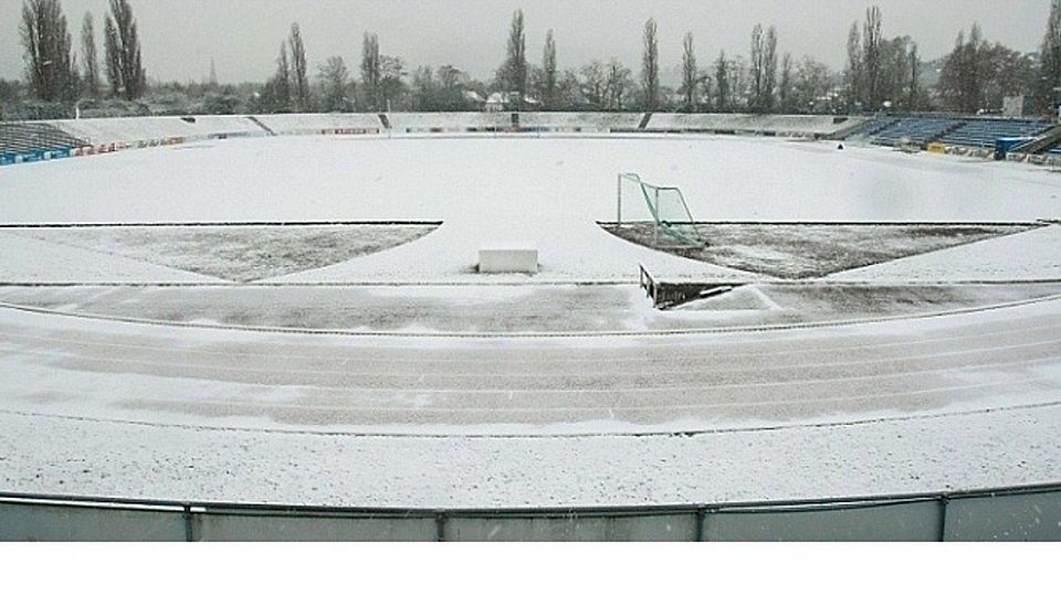 Wenn der Fußball zum „Weißen Sport“ wird: Auch das Moebusstadion wurde am Sonntag vom Schneekleid bedeckt. 	Foto: Dirk Waidner