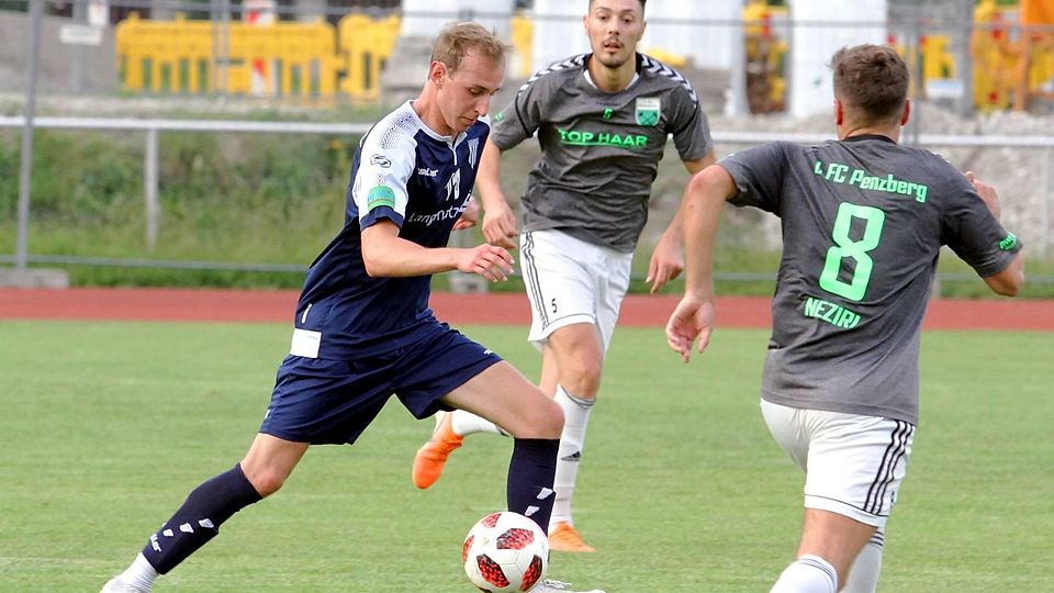 Das Knie hält: Nach einer schweren Verletzung ist Jonas Poniewatz (l.) zurück und konnte sich im Testspiel des 1. FC Garmisch-Partenkirchen in Unterföhring gleich mit zwei Treffern in Szene setzen.