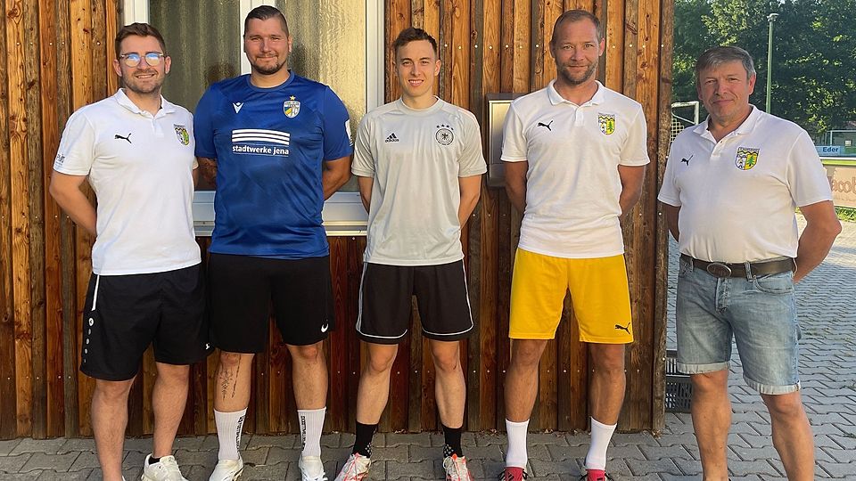 Von links: Sportlicher Leiter Florian Eckert, die Neuzugänge Kevin Planert und Lukas Tobisch, Trainer Martin Schönberger sowie stellv. Abteilungsleiter Josef Dirnberger.