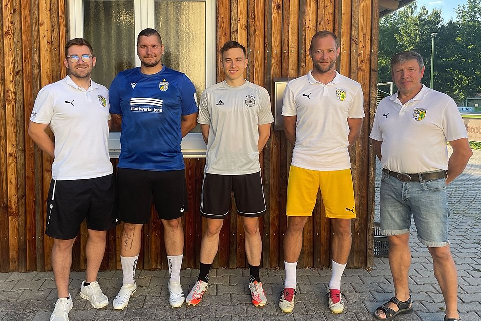 Von links: Sportlicher Leiter Florian Eckert, die Neuzugänge Kevin Planert und Lukas Tobisch, Trainer Martin Schönberger sowie stellv. Abteilungsleiter Josef Dirnberger.