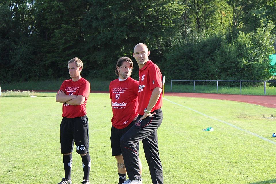 Alexander Schmidt (re.) mit seinen Co-Trainern Marcus Jahn und Harry Gfreiter (v.l. nach rechts). Foto: SSV Jahn Regensburg