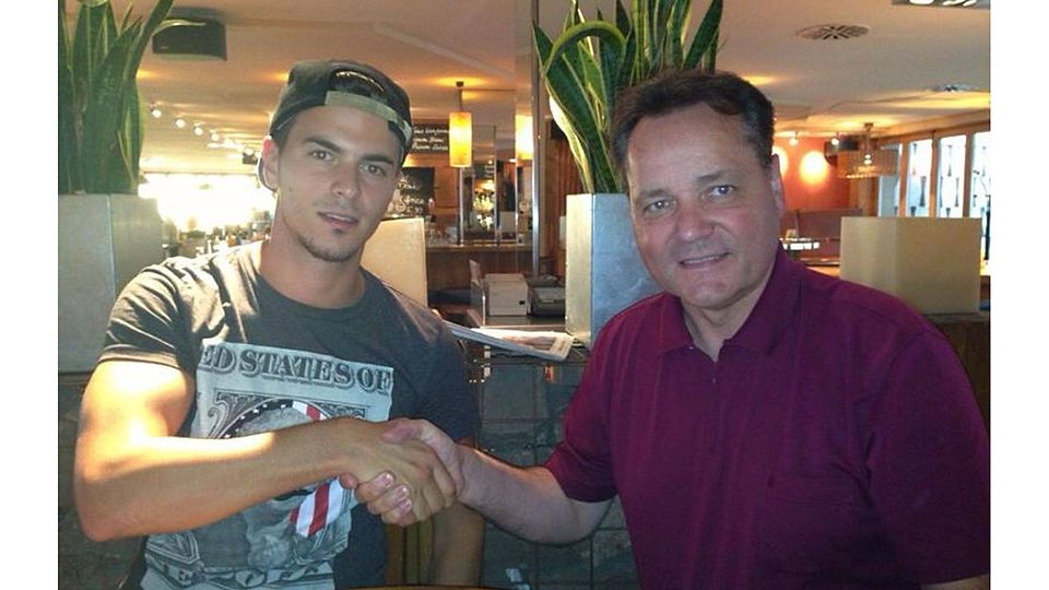 Kurzes Gastspiel: Tolga Özkan und Dergahspor (li, mit Dergah-Sportdirektor Dieter Rebel) gehen künftig getrennte Wege.