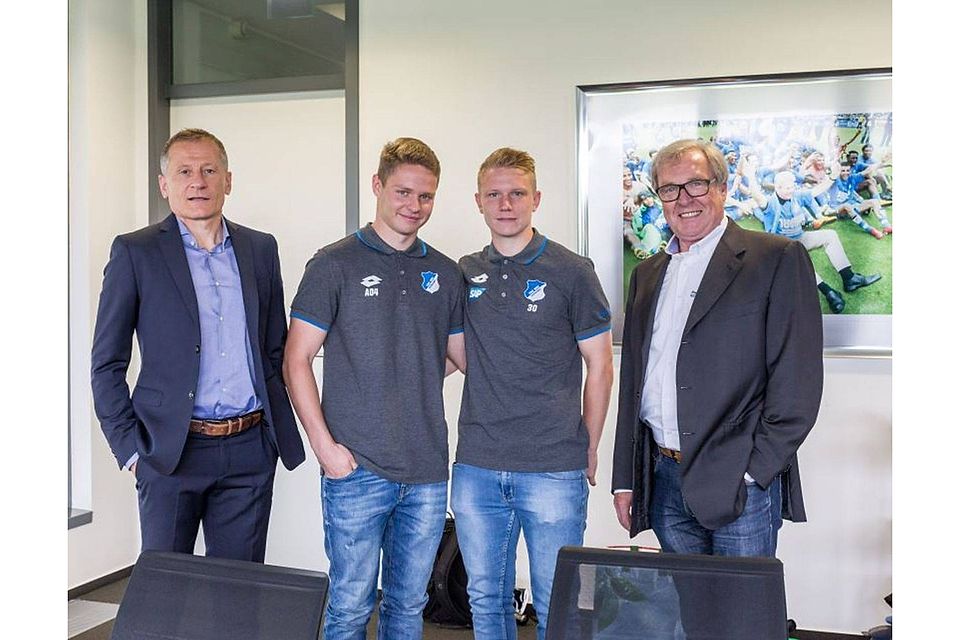 (von links) Dr. Peter Görlich (Geschäftsführer TSG Hoffenheim),  die Spieler Luca Bieber und Philipp Ochs, Dietmar Pfähler (1. Vorsitzender Anpfiff ins Leben e.V.)