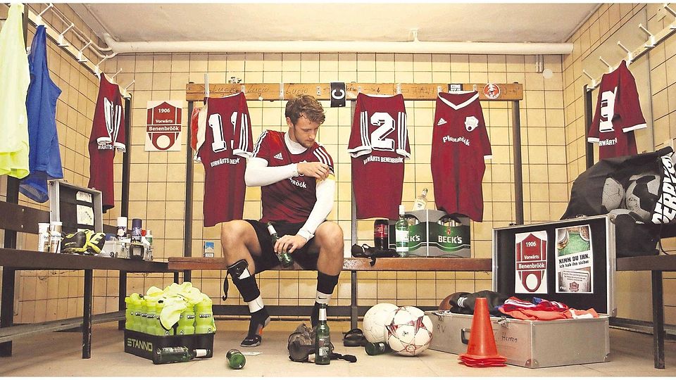 Buchautor Joel Grandke und das typische Bild der Kabine von Vorwärts Benenbröök. Seit heute ist sein Buch „Nimm du ihn, ich hab ihn sicher“ im Handel erhältlich.  Foto: Unruh