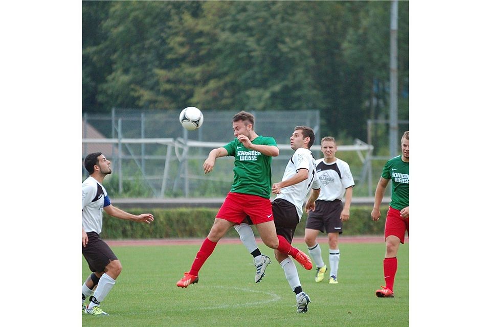 Neustadt (in weiß) brachte aus Kumhausen ein bescheidenes 0:0 mit. Der ATSV Kelheim (grün) war noch nicht am Start.  Foto: Archiv