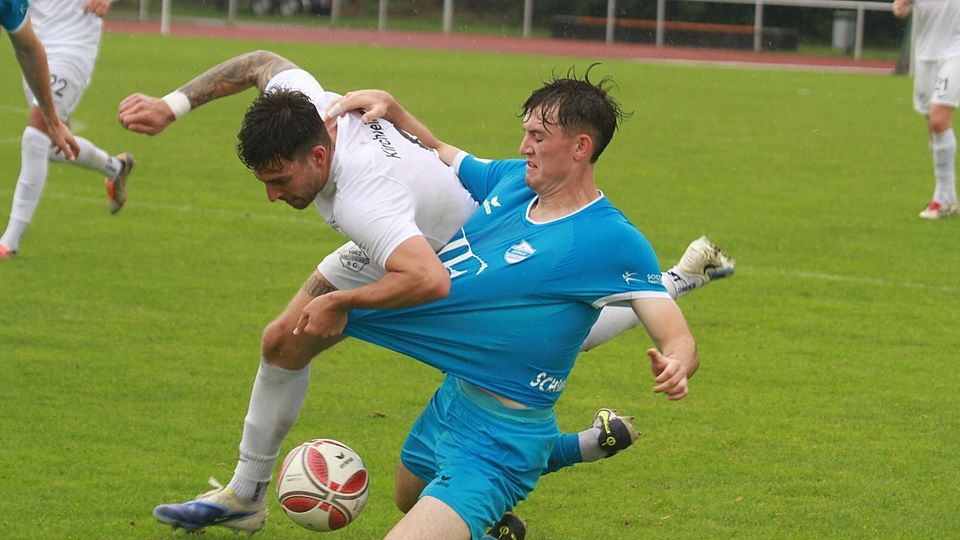 Packende Partie: Felix Schimpfermann (rechts) und der TSV Eintracht Karlsfeld holten gegen Kirchheim (weiße Trikots) ein Unentschieden.
