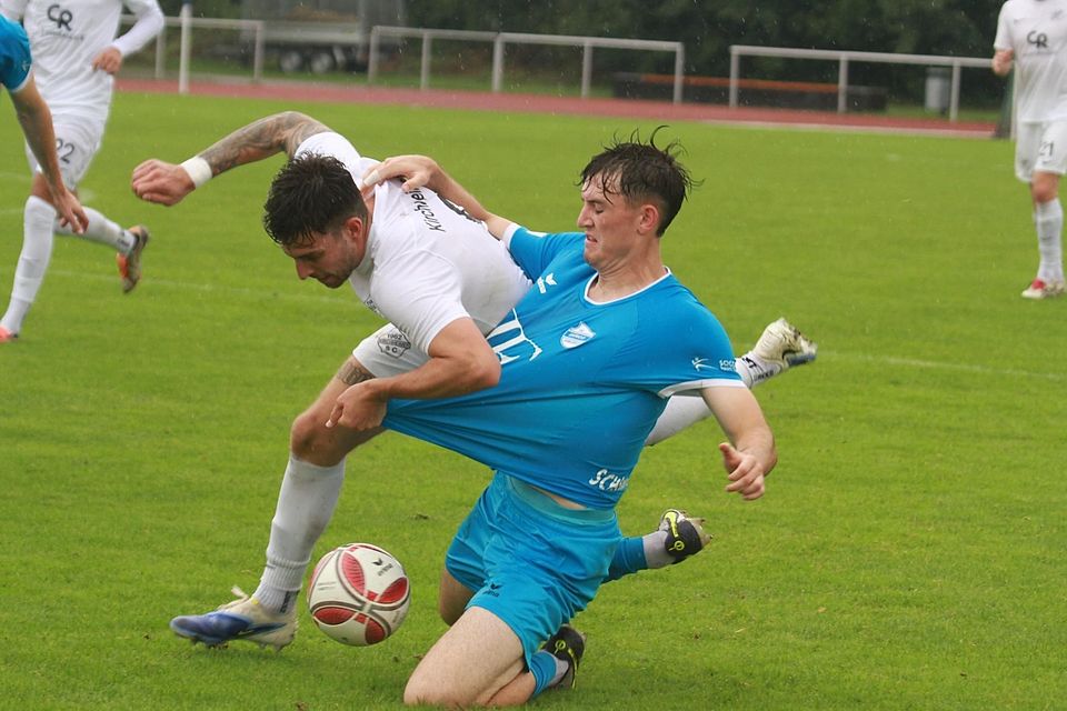 Packende Partie: Felix Schimpfermann (rechts) und der TSV Eintracht Karlsfeld holten gegen Kirchheim (weiße Trikots) ein Unentschieden.