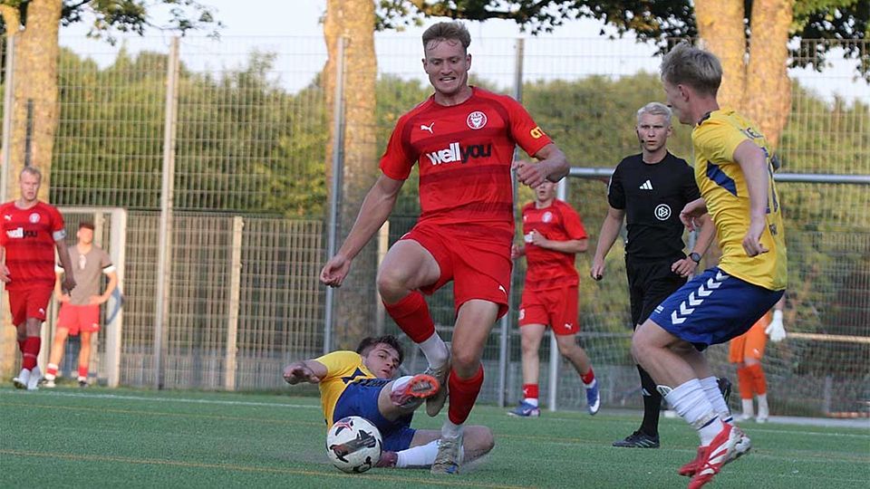 Marc Schwabe (Kilia Kiel) wird hier von Ben Jablonski (SV Todesfelde) regelwidrig zu Fall gebracht.