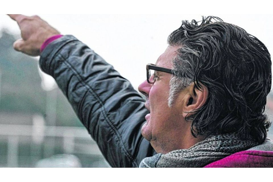 Oder „da geht‘s lang zum Sieg“, weist auch Freialdenhovens Trainer Wilfried Hannes seinen Jungs den Weg.