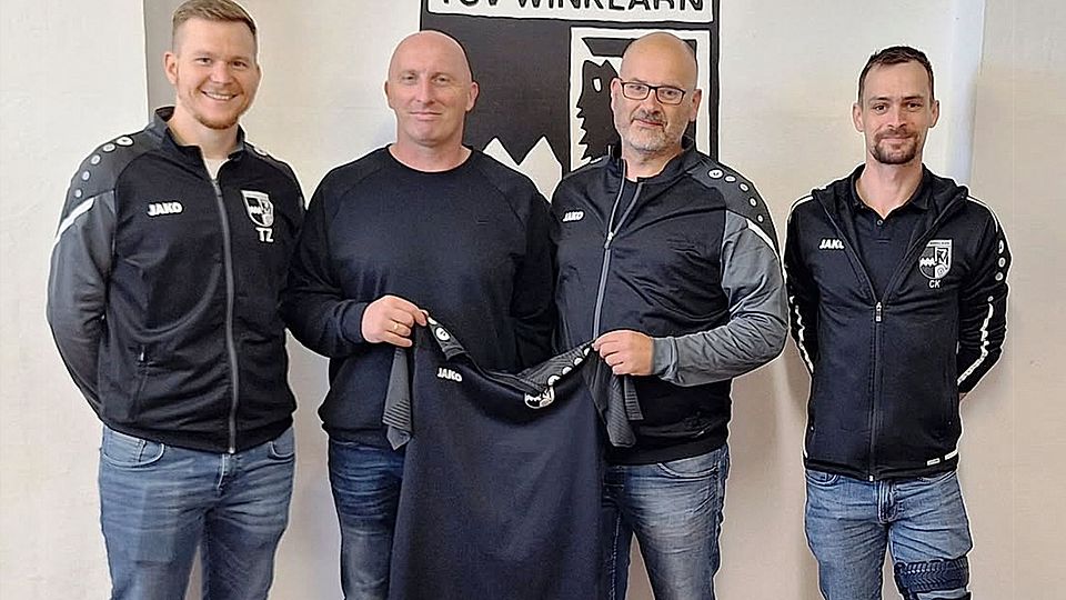 Die Verantwortlichen des TSV Winklarn heißen den neuen Trainer Markus Schubert (Zweiter von links) in ihren Reihen willkommen.