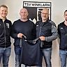 Die Verantwortlichen des TSV Winklarn heißen den neuen Trainer Markus Schubert (Zweiter von links) in ihren Reihen willkommen.