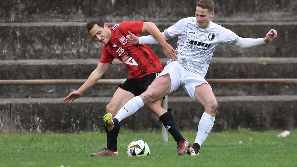 Kevin Seiler (links, hier in der Partie gegen Viktoria Urberach) sorgte mit dem Treffer zum 2:1 in Georgenhausen für die Wende zugunsten des Spitzenreiters TSV Höchst.