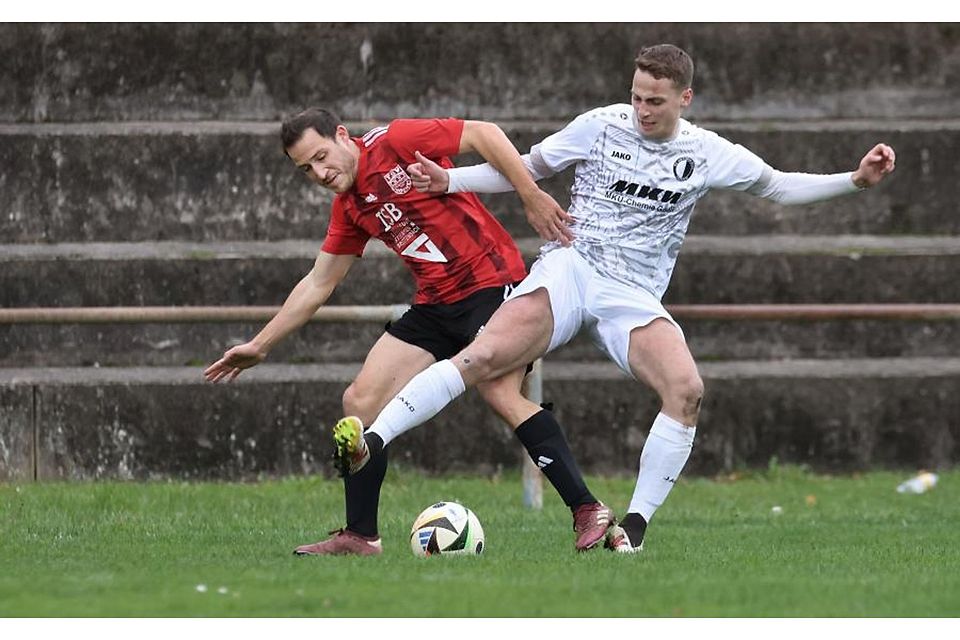 Kevin Seiler (links, hier in der Partie gegen Viktoria Urberach) sorgte mit dem Treffer zum 2:1 in Georgenhausen für die Wende zugunsten des Spitzenreiters TSV Höchst. Kevin Seiler (links, hier in der Partie gegen Viktoria Urberach) sorgte mit dem Treffer zum 2:1 in Georgenhausen für die Wende zugunsten des Spitzenreiters TSV Höchst.