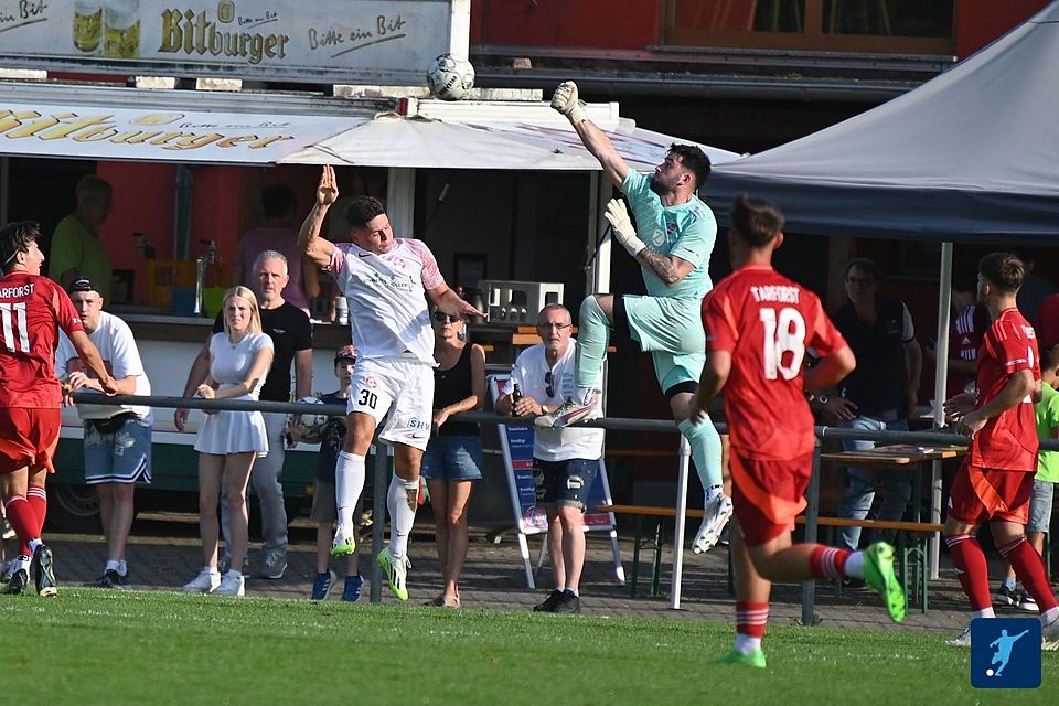 Bis in die Schlussphase hinein hielten Torwart Luca Merling (Zweiter von rechts) und der FSV Trier-Tarforst die Partie gegen Tabellenführer Rot-Weiss Wittlich offen, kassierten dann aber einen weiteren Gegentreffer und mussten sich mit 1:3 geschlagen geben.