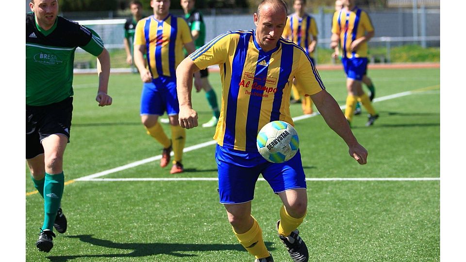 Sicherer am Ball werden: Das ist ein Wunsch von Trainer Helmut Schobesberger. TuS Dorn-Dürkheim (gelb-blau) wird seine Zeit brauchen, um die Vorgaben des neuen Trainers zu erfüllen. F: Wolff</b>