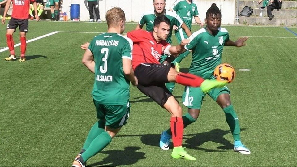 Mit zwei Treffern schoss Kapitän Rene Brunner Eintracht Wald-Michelbach zum 2:1-Sieg gegen den FC Alsbach(links Lukas Moritz, rechts Marcus Manga Mbou.	Foto: Jürgen Strieder