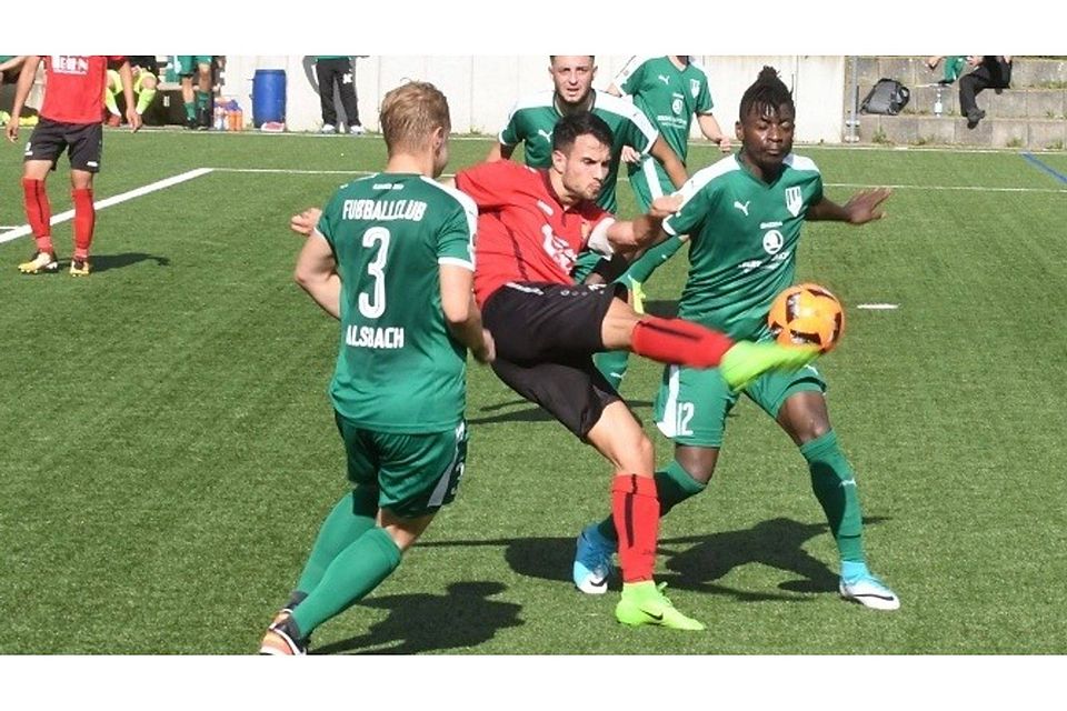 Mit zwei Treffern schoss Kapitän Rene Brunner Eintracht Wald-Michelbach zum 2:1-Sieg gegen den FC Alsbach(links Lukas Moritz, rechts Marcus Manga Mbou.	Foto: Jürgen Strieder