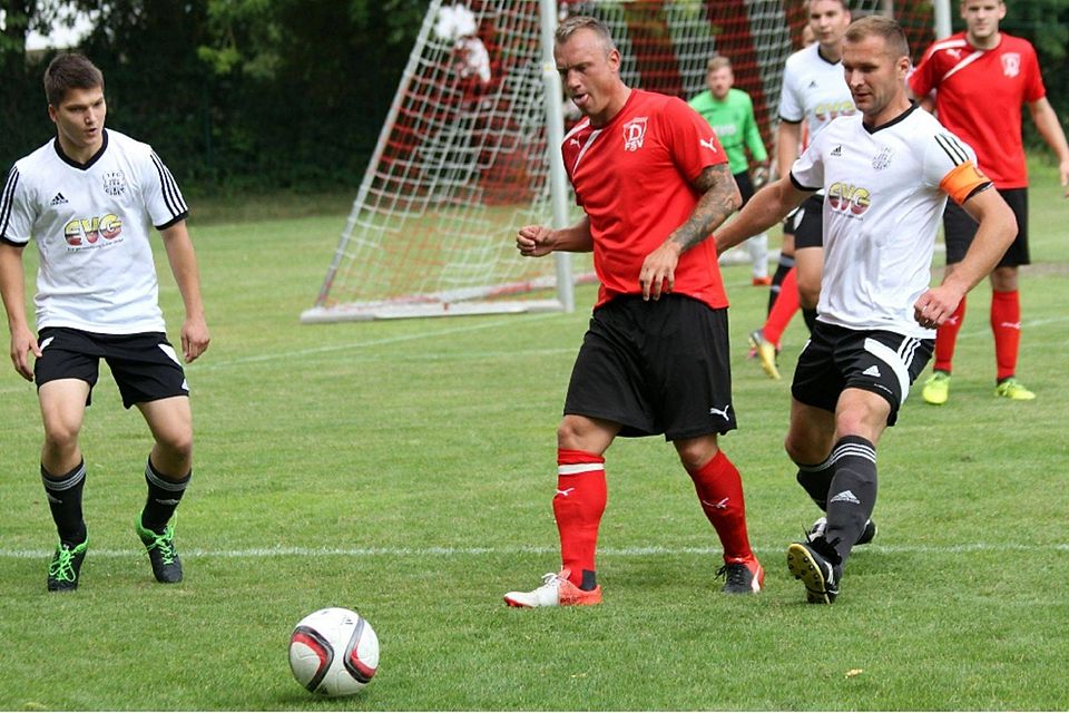 Kehrt nach einem Dreivierteljahr ins  Landesliga-Team zurück: Christian Wulff (in Rot/Mitte) gegen Pawel Piotrowski (rechts) hatte zuletzt am 15. Dezember ein Punktspiel bestritten.
