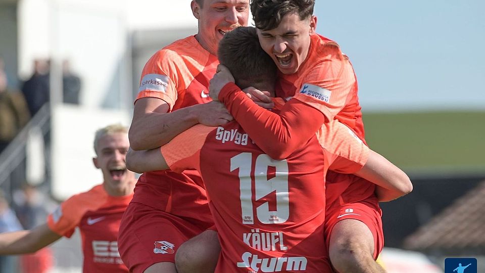 So sieht Erleichterung aus: Hankofen feiert den ersten Sieg nach der Winterpause.
