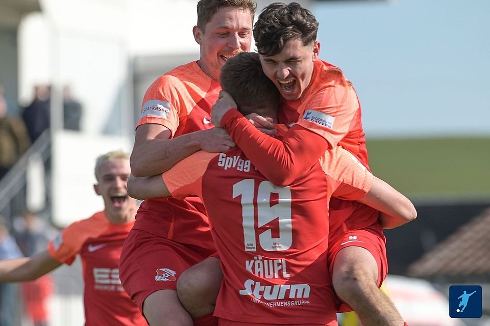 So sieht Erleichterung aus: Hankofen feiert den ersten Sieg nach der Winterpause.