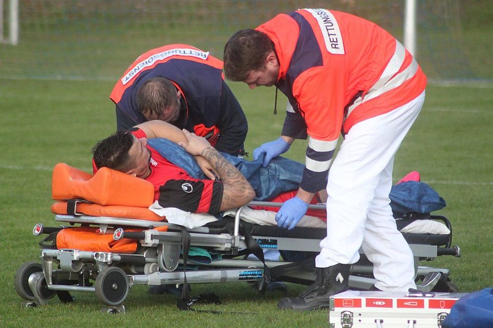 Nur noch mit medizinischer Hilfe: Patrick Schönfeldt muss mit gebrochenem Schienbein ins Krankenhaus gebracht werden. Foto: Ellfeldt