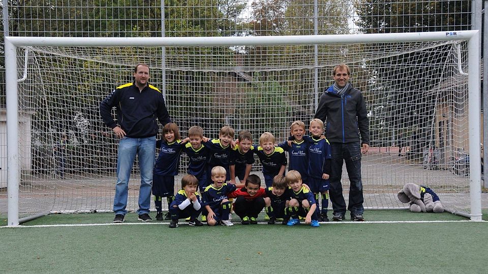 "Ameisenscheiße" - obligatorisches Mannschaftsfoto der Blau-Gelben Bambinis. Foto: Scheuffele.