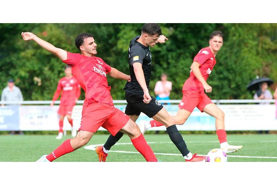 Einfach nicht zu stoppen für Joel Kücükkaplan (l.) und den SC Waldgirmes U23: Der Dietkirchener Dennis Leukel erweist sich als stündiger Unruheherd und steuert zwei Tore zum 3:0-Auswärtserfolg des TuS Dietkirchen bei. Einfach nicht zu stoppen für Joel Kücükkaplan (l.) und den SC Waldgirmes U23: Der Dietkirchener Dennis Leukel erweist sich als stündiger Unruheherd und steuert zwei Tore zum 3:0-Auswärtserfolg des TuS Dietkirchen bei. © Steffen Bär