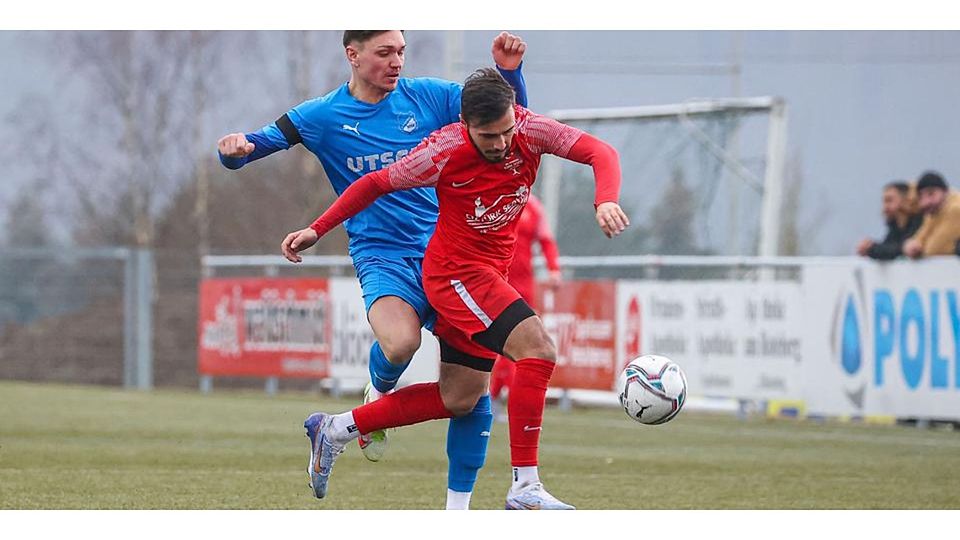 Semih Kahveci (vorne) ist beim 2:1-Derbysieg seiner SG Türk Ata/Türkgücü Wetzlar gegen die SG Waldsolms an beiden Toren für sein Team beteiligt. © Jonathan Ortmann