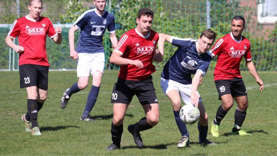 Robert Tietz im Zweikampf mit Lars Renken.