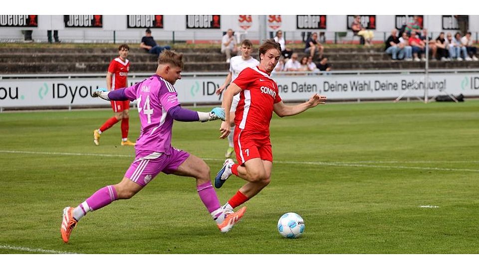 Simon Scherer läuft den Kandeler Keeper Marc Mängel zu und trifft gleich zum 1:0.	Foto: Mario Luge