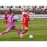 Simon Scherer läuft den Kandeler Keeper Marc Mängel zu und trifft gleich zum 1:0.	Foto: Mario Luge