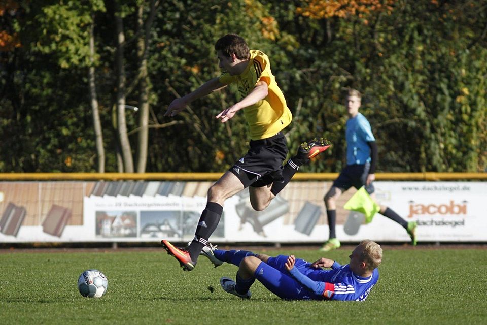 Nach dem Kellerduell warten auf den SV Dalum und Lennart Rhiza (in gelb) und Luca Gersmann mit Union Meppen (in blau) die beiden Spitzenteams der Liga. F: Lars Schröer