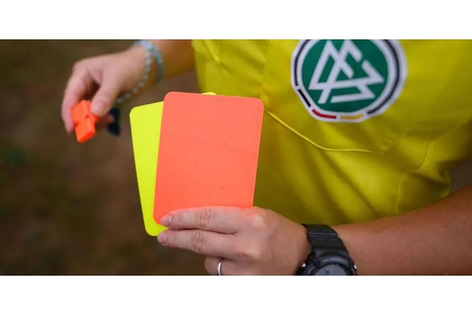 In der Fußball-C-Liga Wetzlar bricht der Schiedsrichter die Partie SG Bissenberg/Leun/Tiefenbach gegen Genclerbirligi Wetzlar ab. Der Fall liegt bereits beim Sportgericht des Hessischen Fußball-Verbands. © Robert Michael/dpa