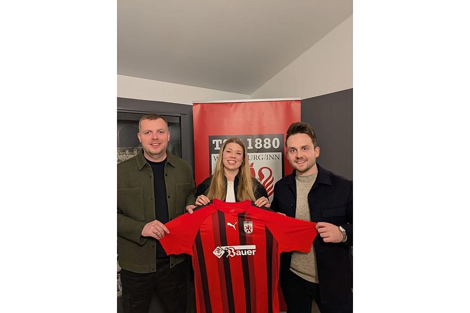 Die Abteilungsleiter Thomas Urbaniak (li.; u.a. war er Trainer und sportlicher Leiter der Frauenmannschaft des FC Forstern) und Kevin Klammer (re.) arbeiten gemeinsam mit Jacqueline Wilhelm (Mitte) am Aufbau einer Frauenmannschaft.