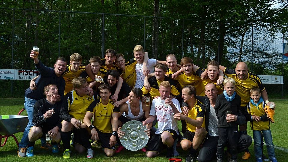 Perfektes Timing: Die C-Liga-Kicker des FC Hövelriege konnten beim Pfingstsportfest ihres Vereines den Aufstieg in die Fußball-Kreisliga B feiern.